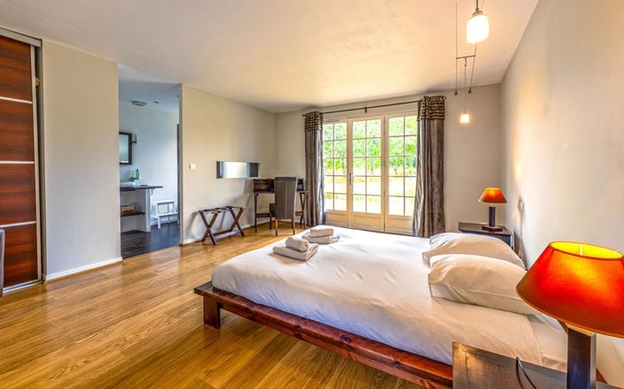 Image No.15-7 Bed Property for sale