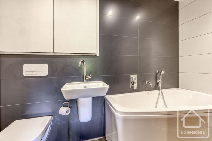 Image No.29-4 Bed Property for sale