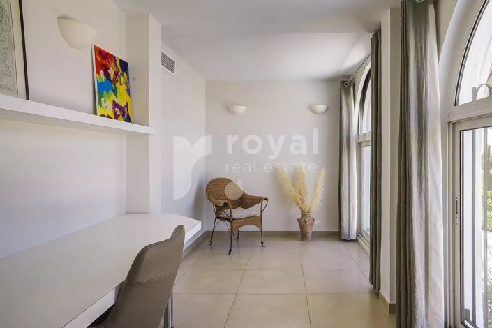 Image No.21-4 Bed House for sale