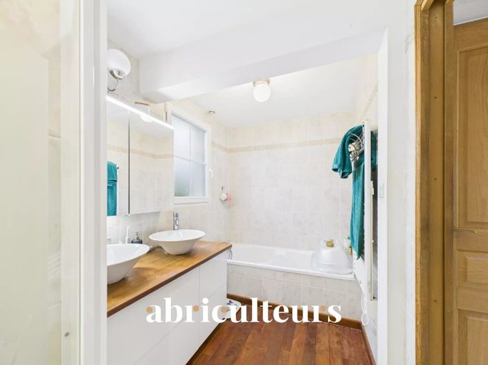 Image No.8-4 Bed House for sale