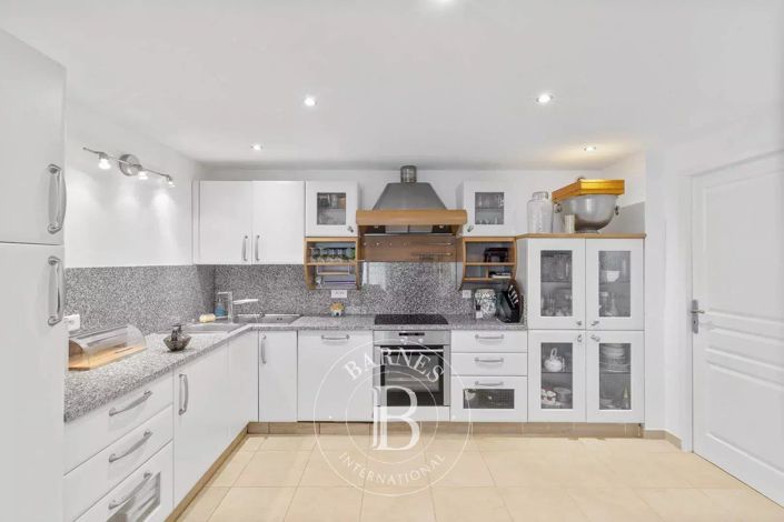 Image No.13-6 Bed House for sale