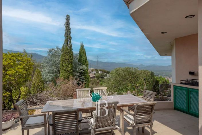 Image No.17-6 Bed House for sale