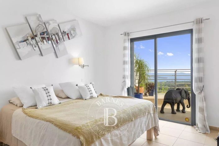 Image No.6-6 Bed House for sale