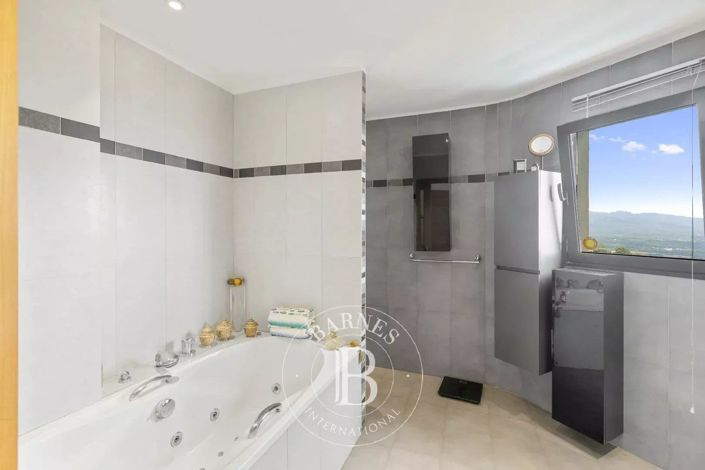 Image No.7-6 Bed House for sale