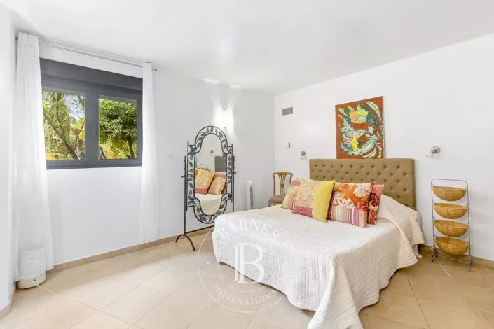 Image No.9-6 Bed House for sale