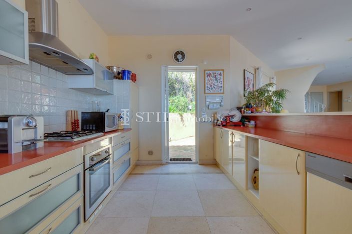 Image No.5-5 Bed House for sale