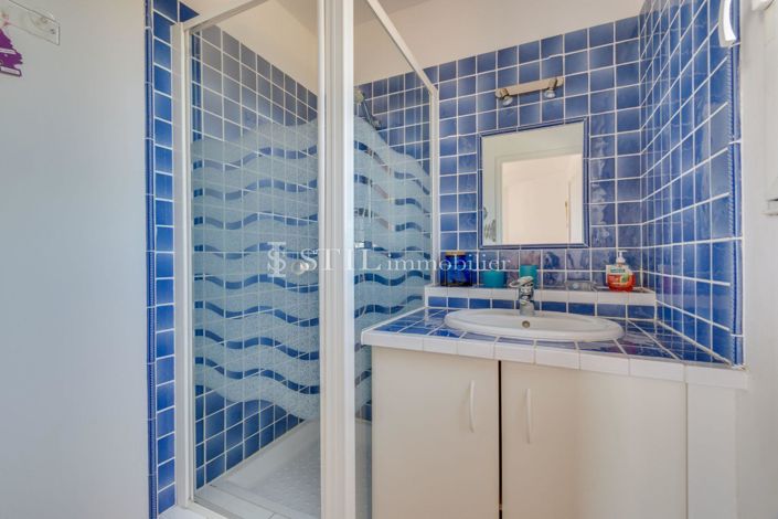 Image No.8-5 Bed House for sale