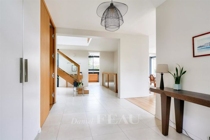 Image No.3-5 Bed House for sale