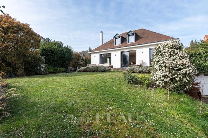 Image No.8-5 Bed House for sale