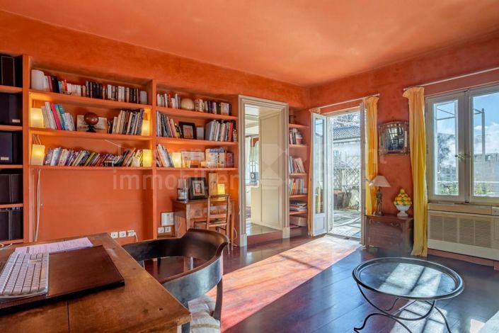 Image No.8-10 Bed House for sale