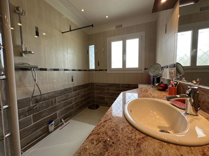 Image No.12-3 Bed House for sale