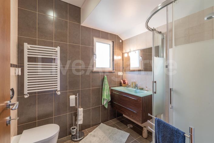 Image No.12-4 Bed House for sale