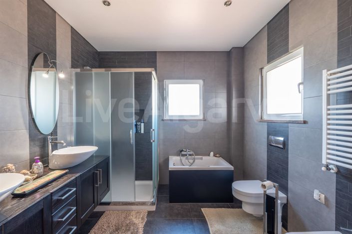 Image No.29-4 Bed House for sale