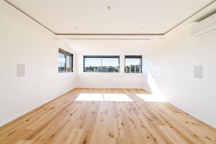 Image No.11-5 Bed Property for sale