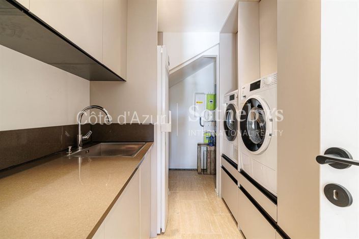 Image No.20-5 Bed Property for sale