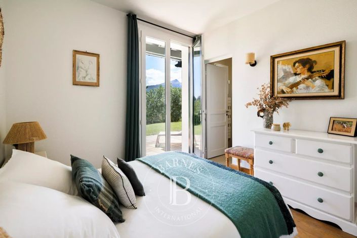 Image No.17-6 Bed House for sale