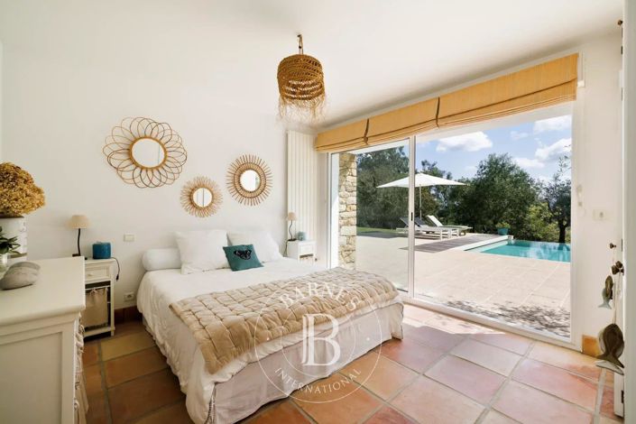 Image No.24-6 Bed House for sale