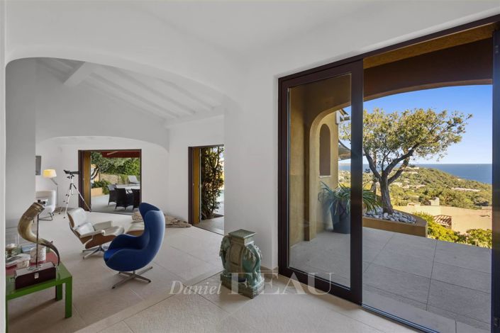 Image No.6-5 Bed House for sale