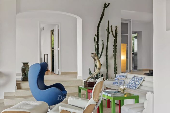 Image No.8-5 Bed House for sale