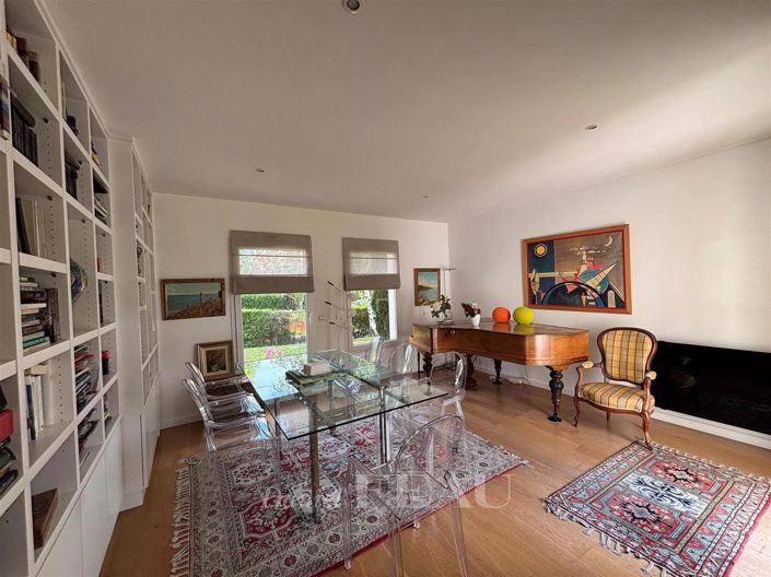 Image No.8-5 Bed House for sale