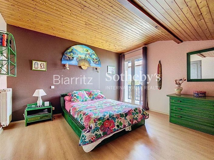 Image No.10-3 Bed House for sale