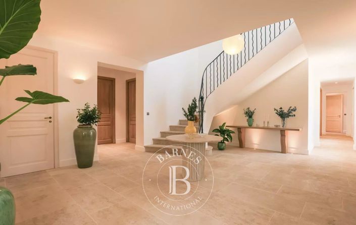 Image No.8-7 Bed House for sale