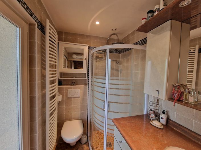 Image No.8-3 Bed House for sale