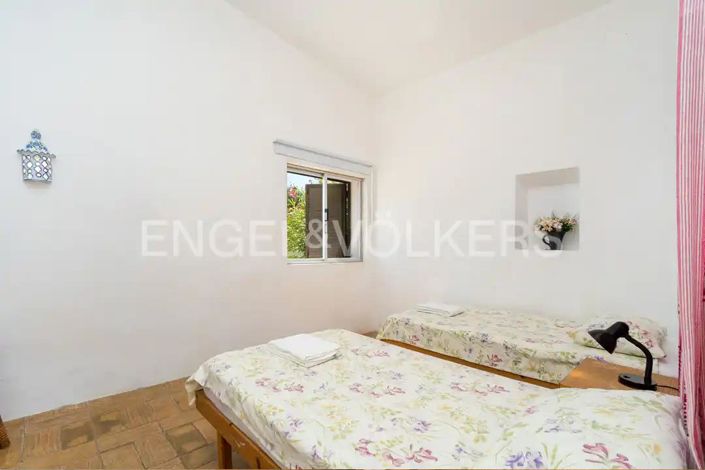 Image No.27-4 Bed House for sale