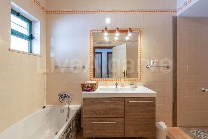 Image No.18-4 Bed House for sale