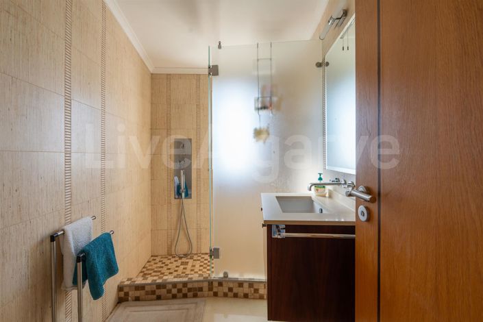 Image No.20-4 Bed House for sale