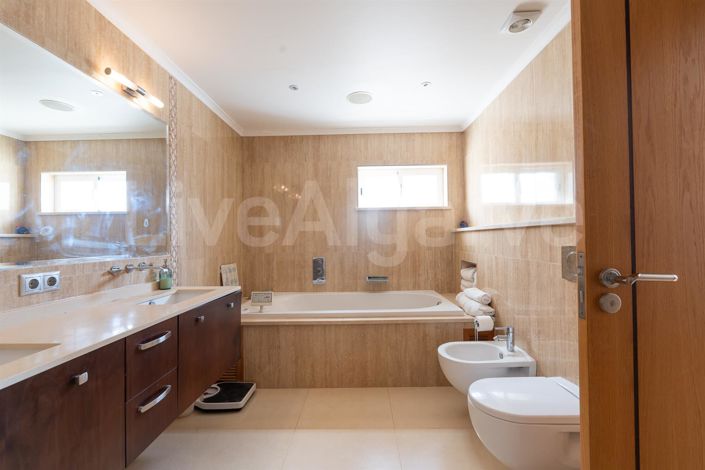 Image No.32-4 Bed House for sale