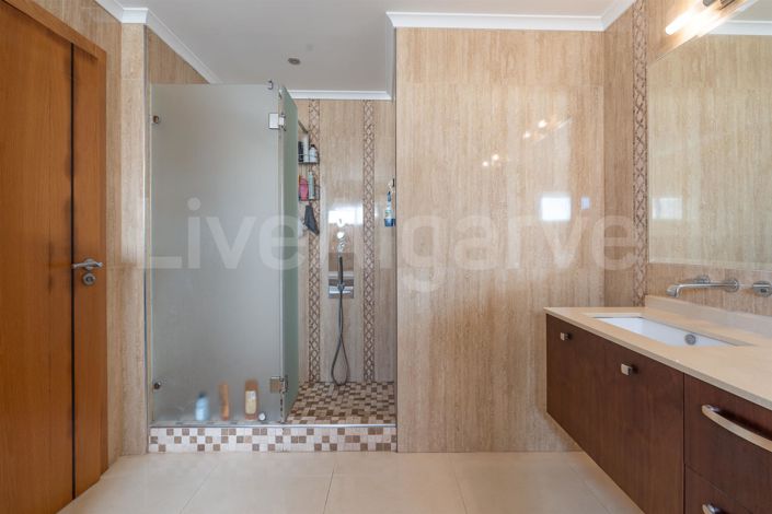 Image No.33-4 Bed House for sale