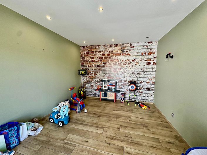 Image No.18-3 Bed House for sale