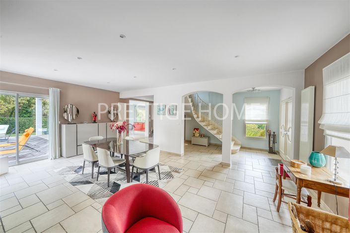 Image No.6-5 Bed House for sale