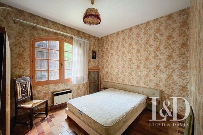 Image No.8-5 Bed House for sale