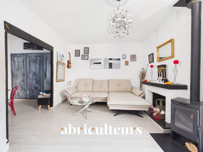 Image No.10-3 Bed House for sale