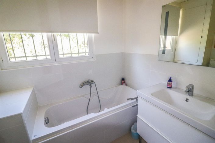 Image No.18-3 Bed House for sale