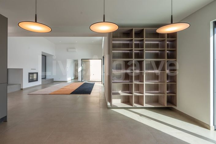 Image No.20-4 Bed House for sale