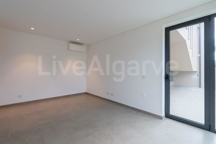 Image No.24-4 Bed House for sale