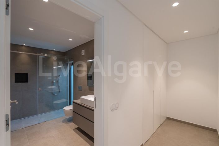 Image No.25-4 Bed House for sale