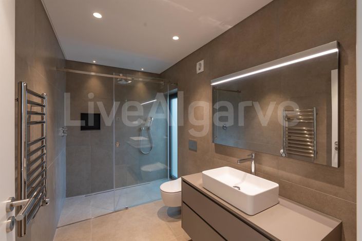 Image No.26-4 Bed House for sale