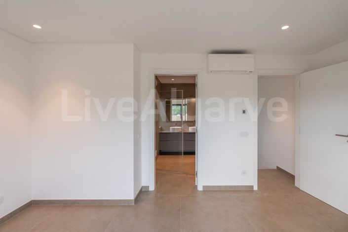 Image No.33-4 Bed House for sale