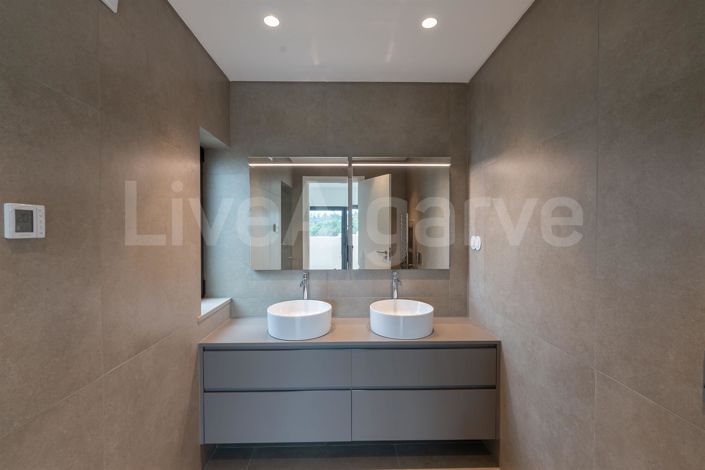 Image No.35-4 Bed House for sale