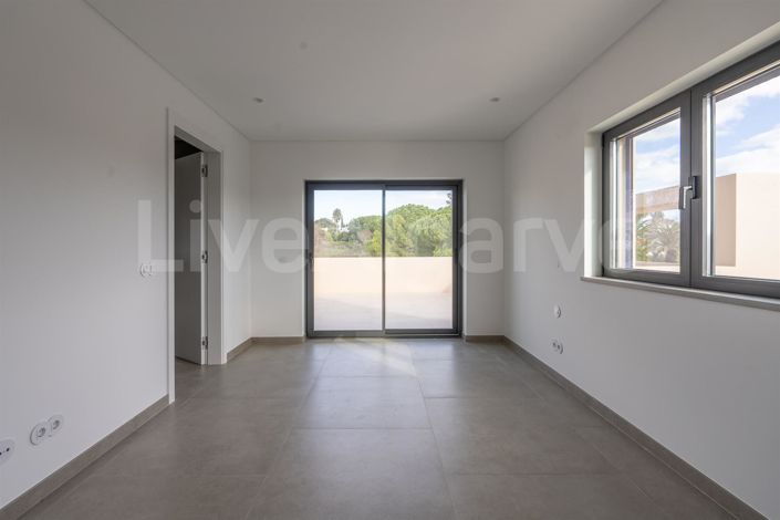 Image No.42-4 Bed House for sale