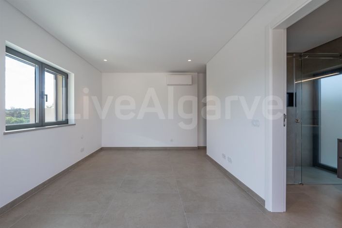 Image No.47-4 Bed House for sale