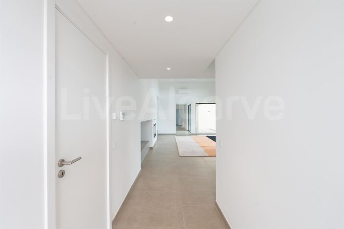 Image No.6-4 Bed House for sale