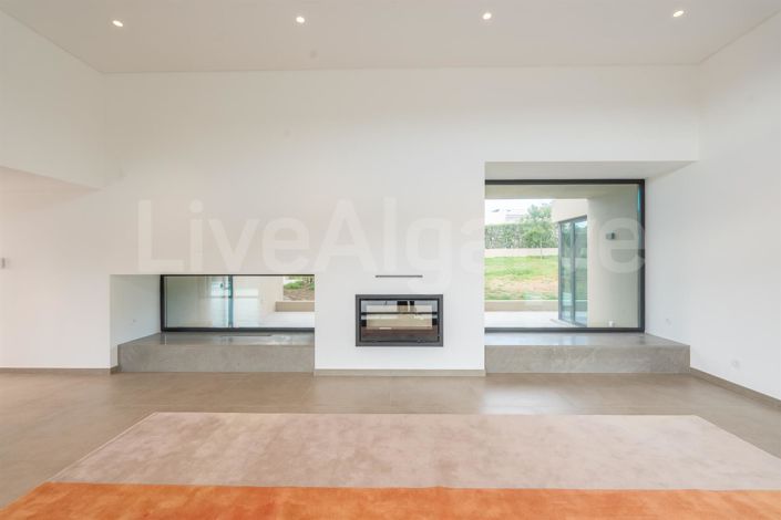 Image No.9-4 Bed House for sale