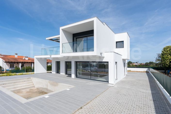 Image No.10-3 Bed House for sale