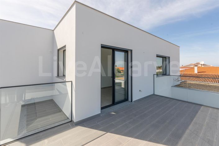 Image No.26-3 Bed House for sale