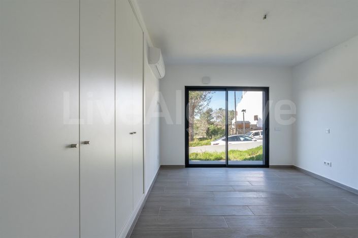 Image No.12-4 Bed House for sale